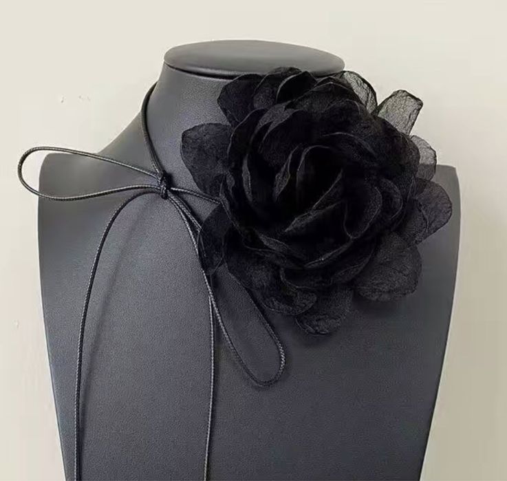 Чокер с цветком