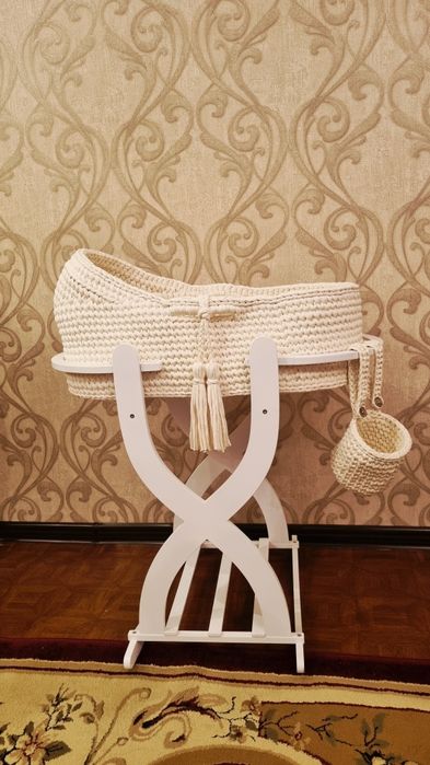 Люлька вязаная светло-бежевого цвета для новорождённых