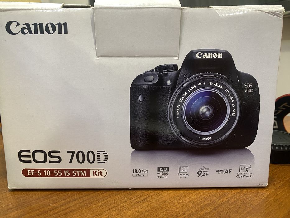 Canon EOS 700D с объективом EF-S 18-55 IS STM