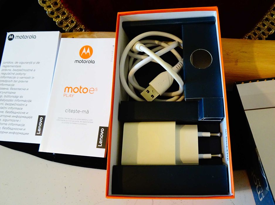 Motorola e5 play,зарядно,кабел.