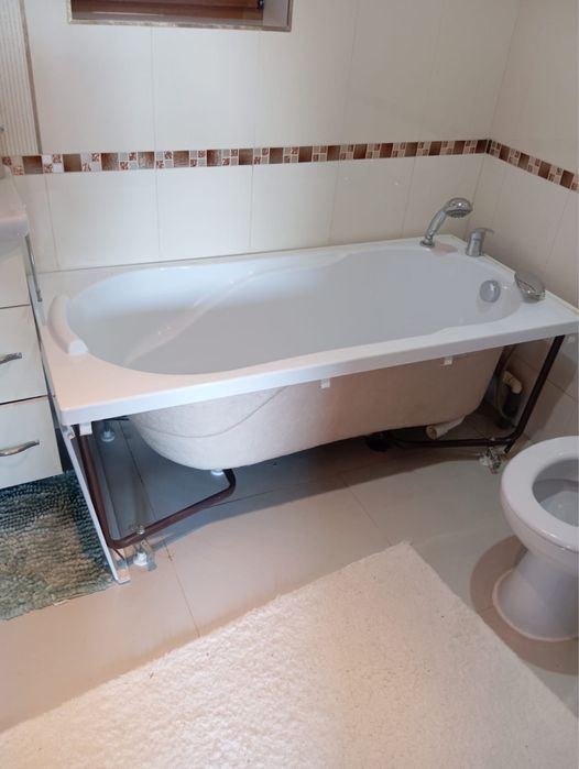 Cada baie cu baterie inclusa