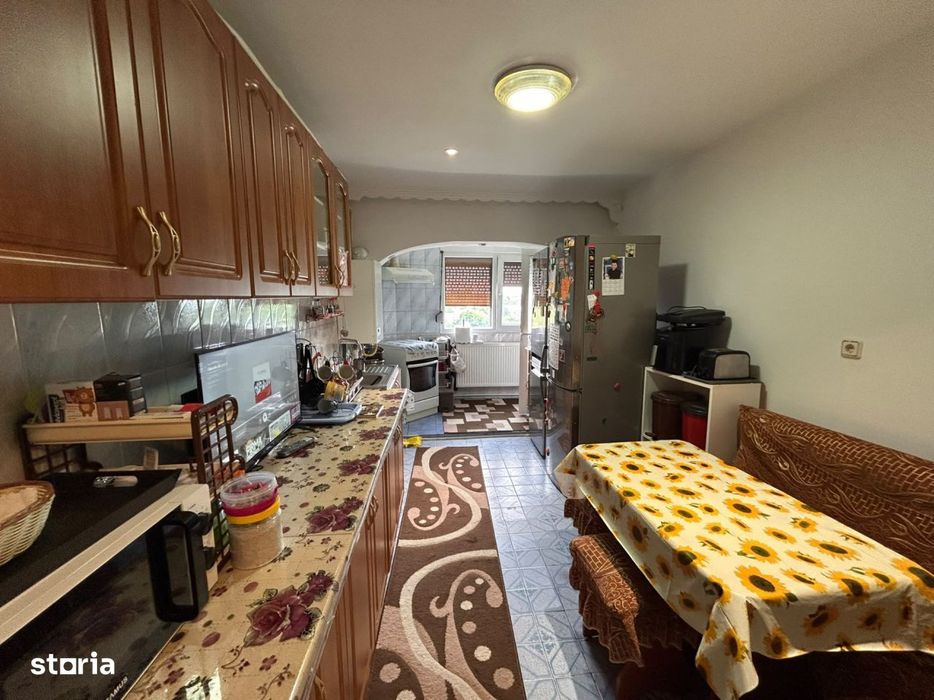 - Apartament 3 camere, suprafata 76mp Progresu. Confort 1 decomandat.
