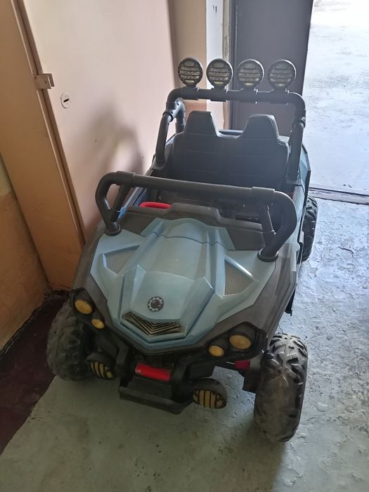 Машина для детей на пульте управления