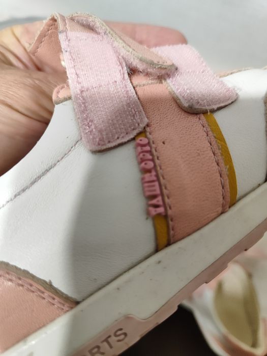 Продам кроссовки для девочки 29-30 размер . Таши Орта .