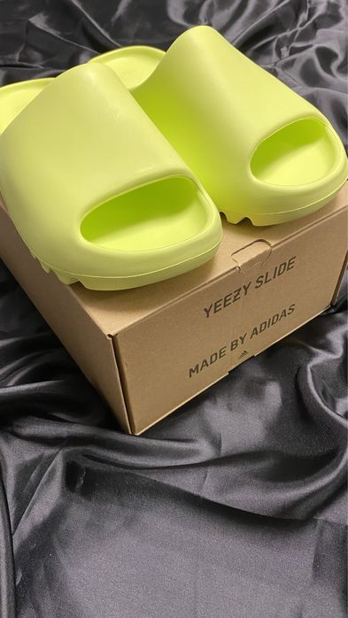 Yeezy Slide “Glow Green”
