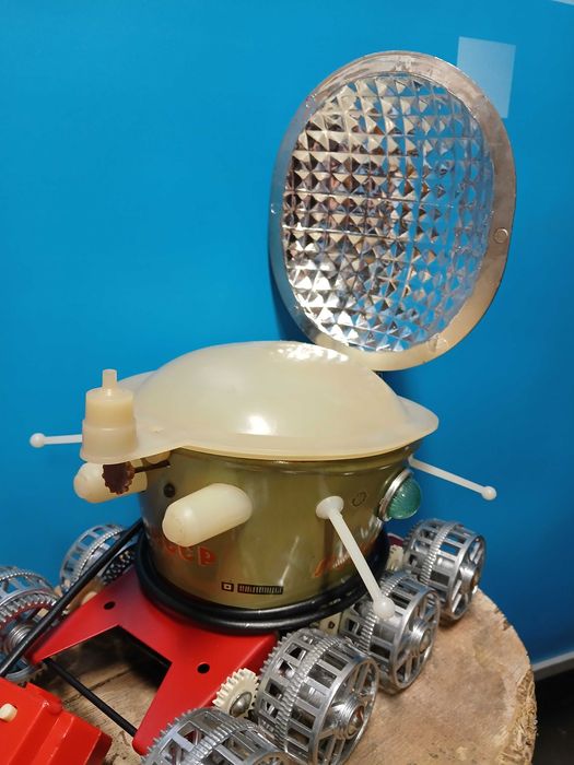 Стара СССР играчка луноход.