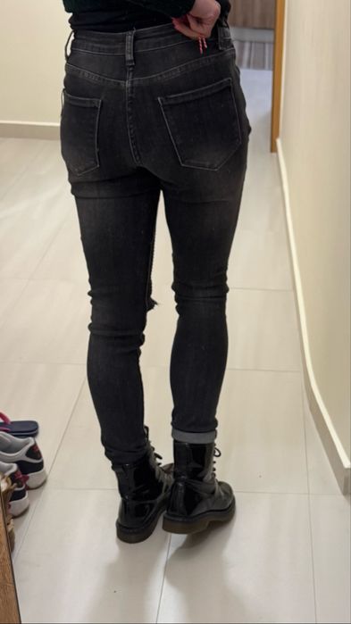 Черни дънки с камъчета и дантела