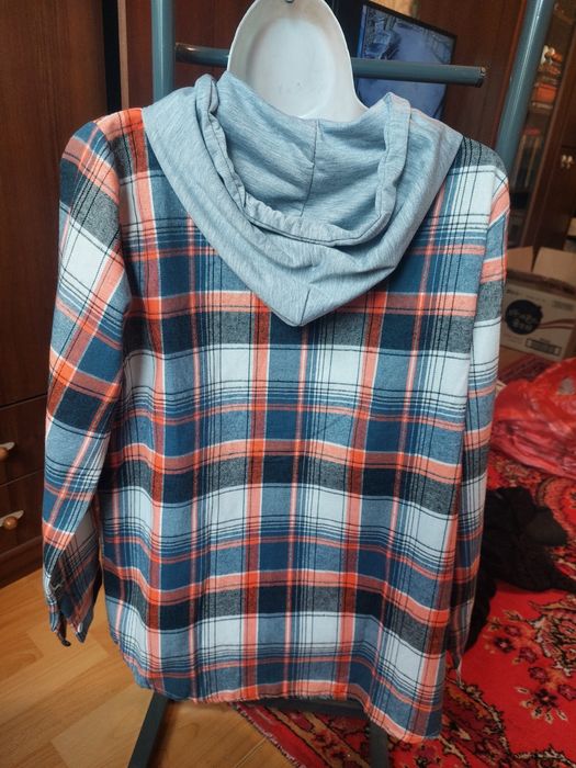 Продам рубашку с капюшоном и др.