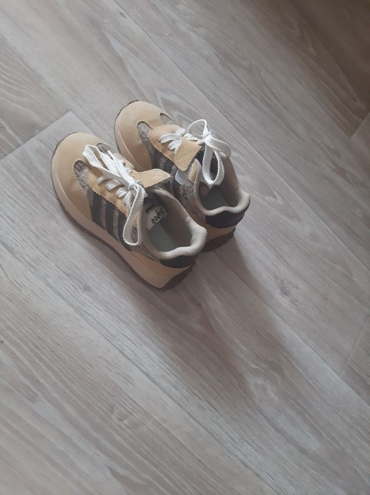 Продам кроссовки на девочку