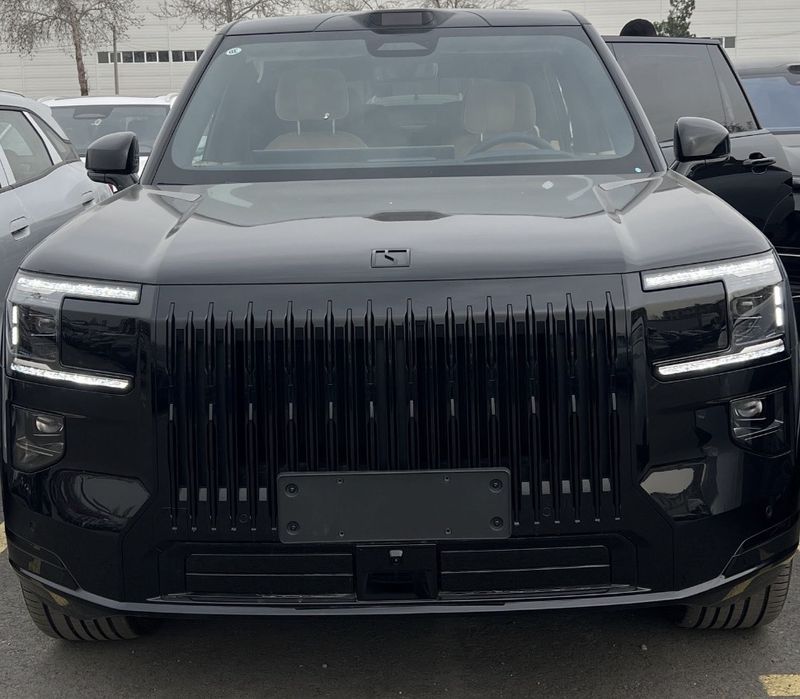 Zeekr 9x 70 kv full black edition sideniya aylanadi 2ta manitor bor