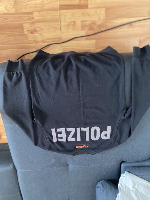 Doar azi bluza balenciaga polizei