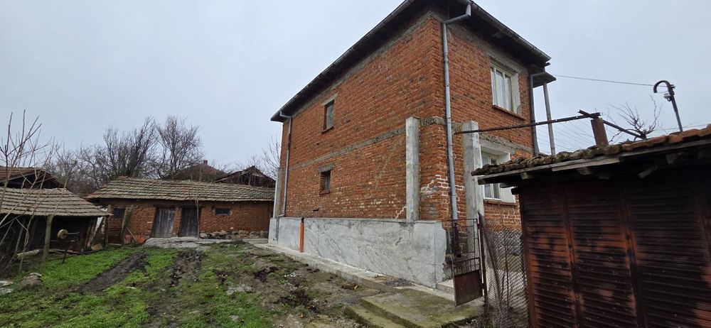 Продавам двуетажна къща