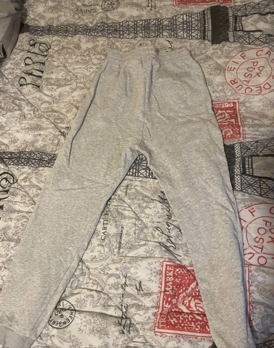 Pantaloni H&M.