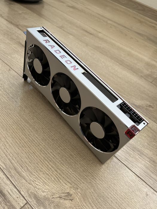 Placa Video Gaming Editare AMD Radeon VII 16GB 4096 Bit Peste RTX