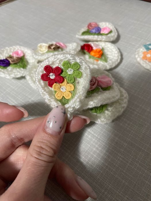 Ръчно изработени брошки, подходящи  за мартеници.