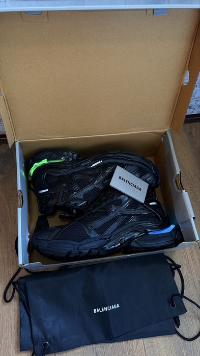 Balenciga Runners led