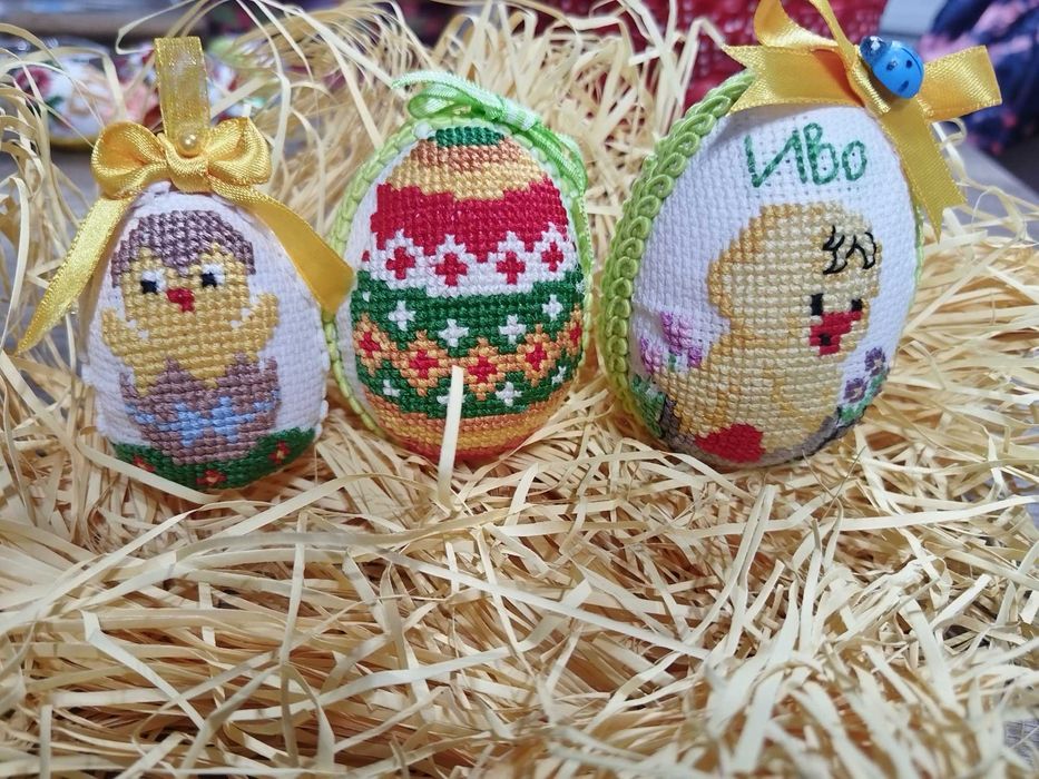 Ръчно бродирани яйца от стериопор.