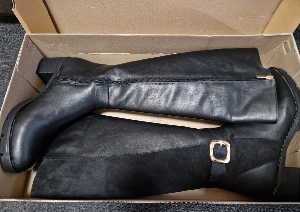 Botine zara marimea38-100ron
Botine dama mărimea 38-100 ron
Cizme dama