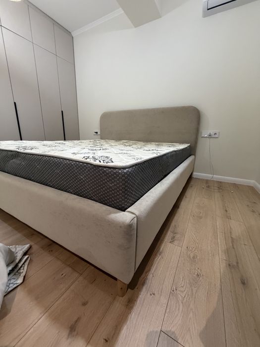 Кровать с матрасом 180х200