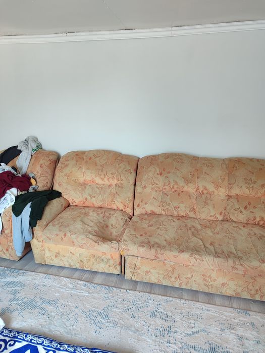 Бесплатно диван с креслом.