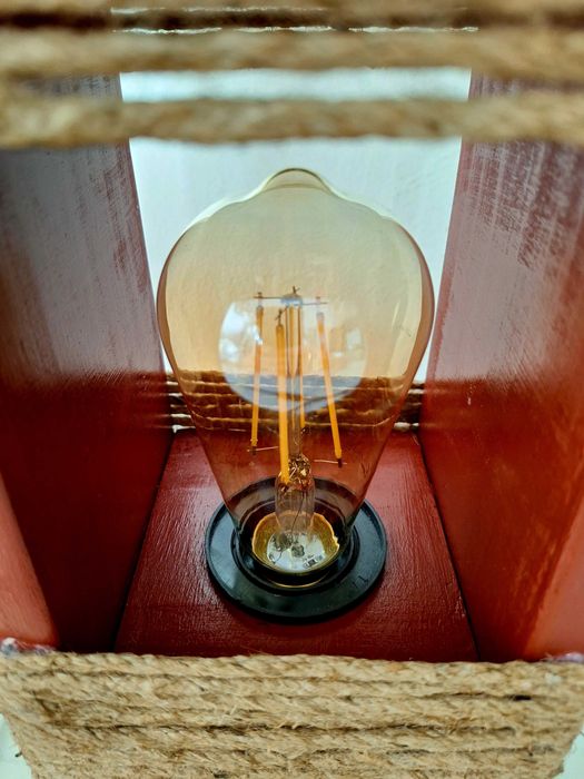 Lampa unicat lucrata manual: Caldura lemnului si farmecul becului Edison