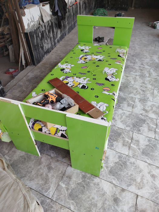 Detski kravat stol sotiladi