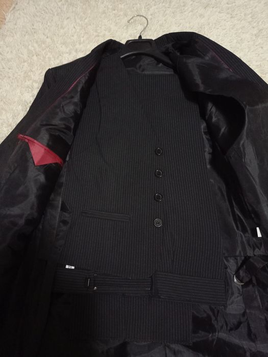 Продам подростковый костюм тройка.