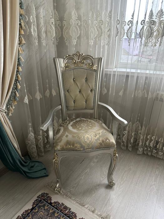 Стол стулья Диван