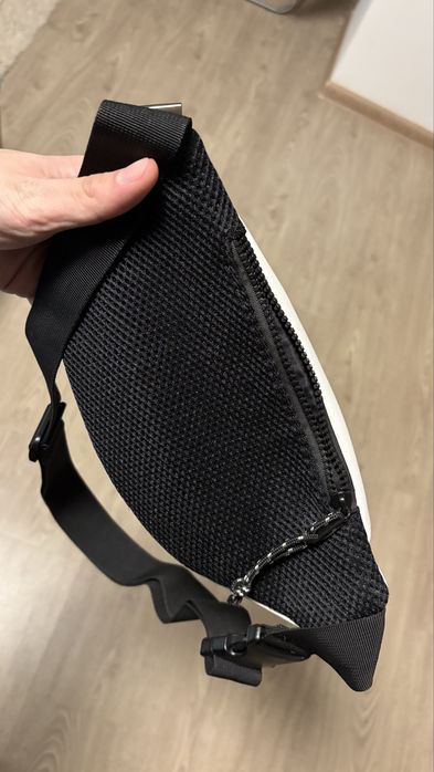 Чанта на Bershka тип бананка