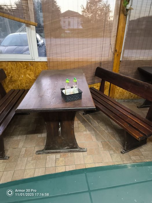 Дървени маси с пейки