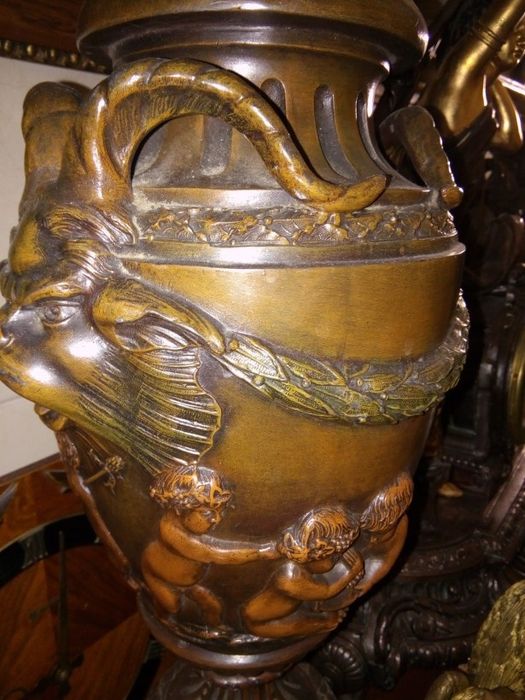 Set 2 amfore sec 19 din bronz cu antimoniu pe soclu din marmură in sti