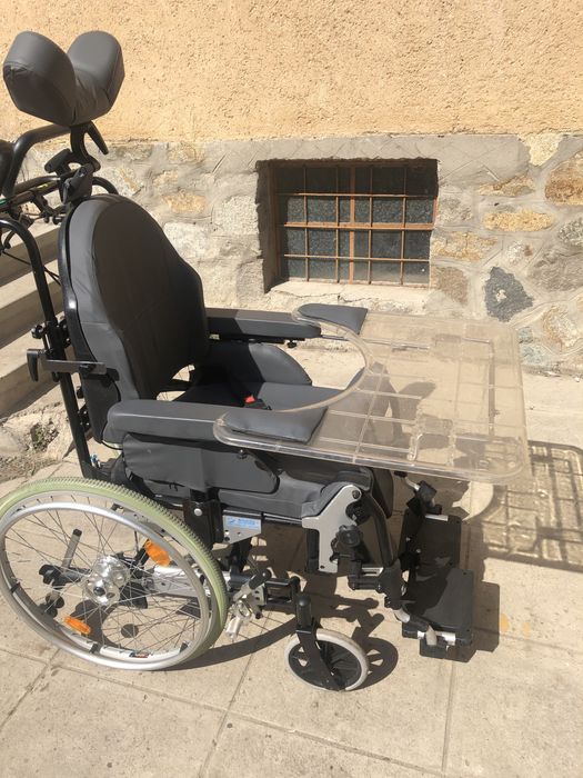 Scaun cu rotile pentru oameni cu dizabilități