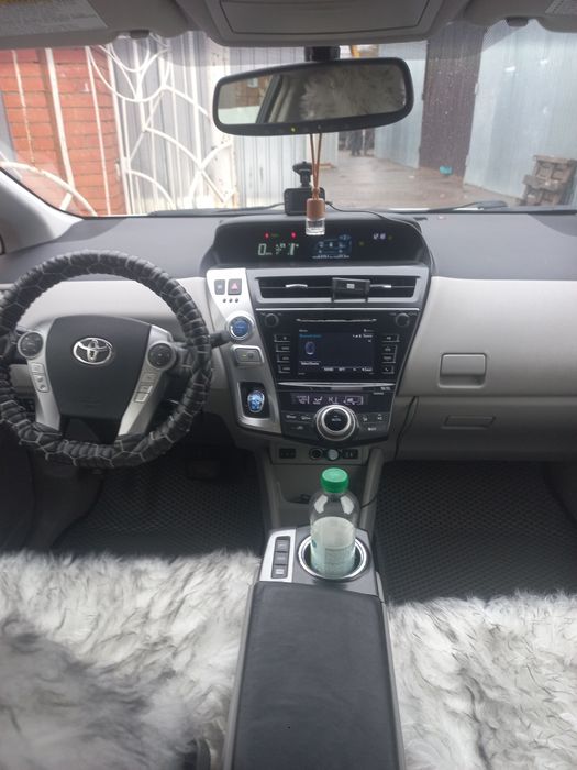 Tayota PriusV (гибрид)