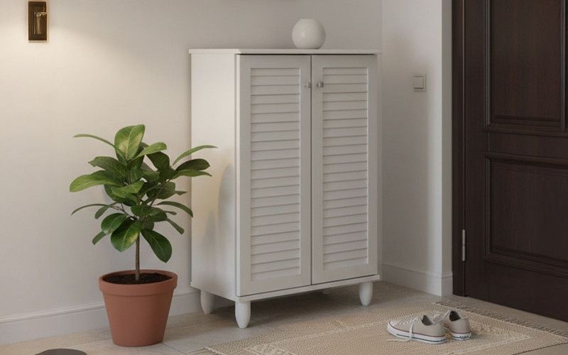 Красив шкаф за обувки в бял цвят