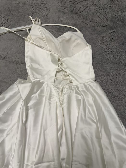 Бяла къса рокля.