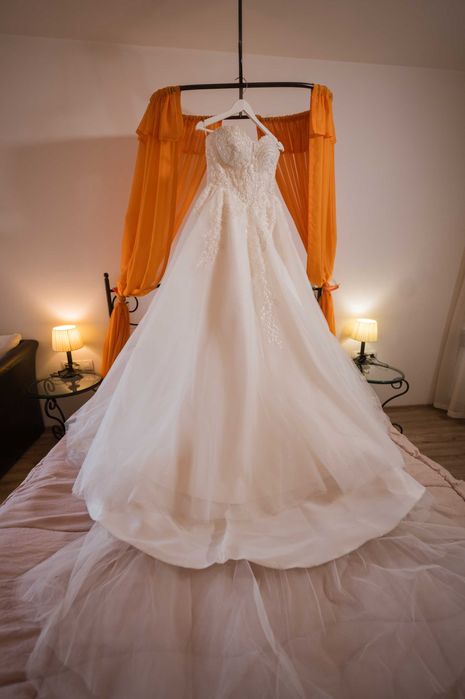 Булчинска рокля в комплект с обувки чанти и каса за пликове