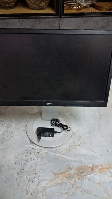 Продавам монитор LG