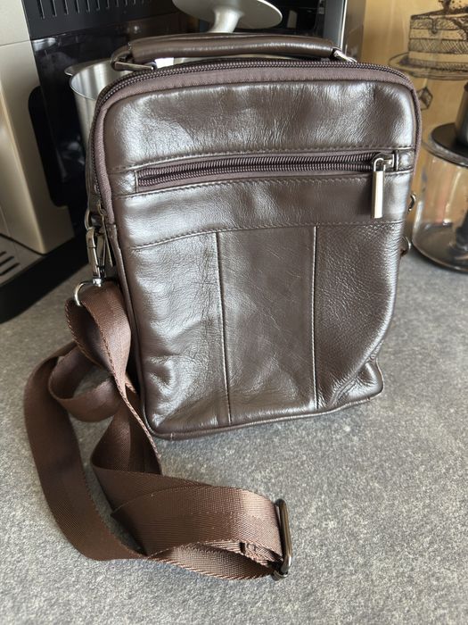 Geanta barbati din piele naturala.