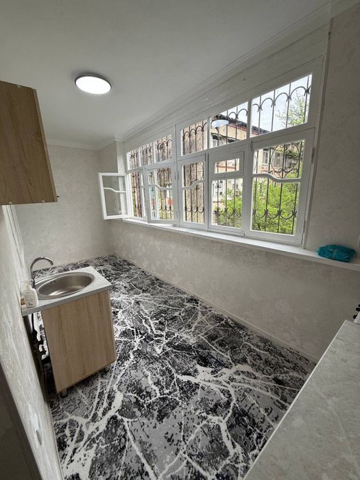 Своя! Юнусабад-4, «30-дом» Автосалон, 2/3/4, кирпич, 52м2, сред ремонт