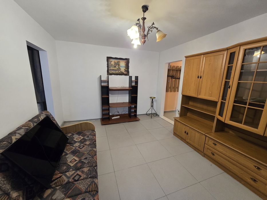 Inchiriez apartament 3 camere semidecomandat