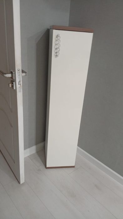 Продам 4 шкафчика и тумбу