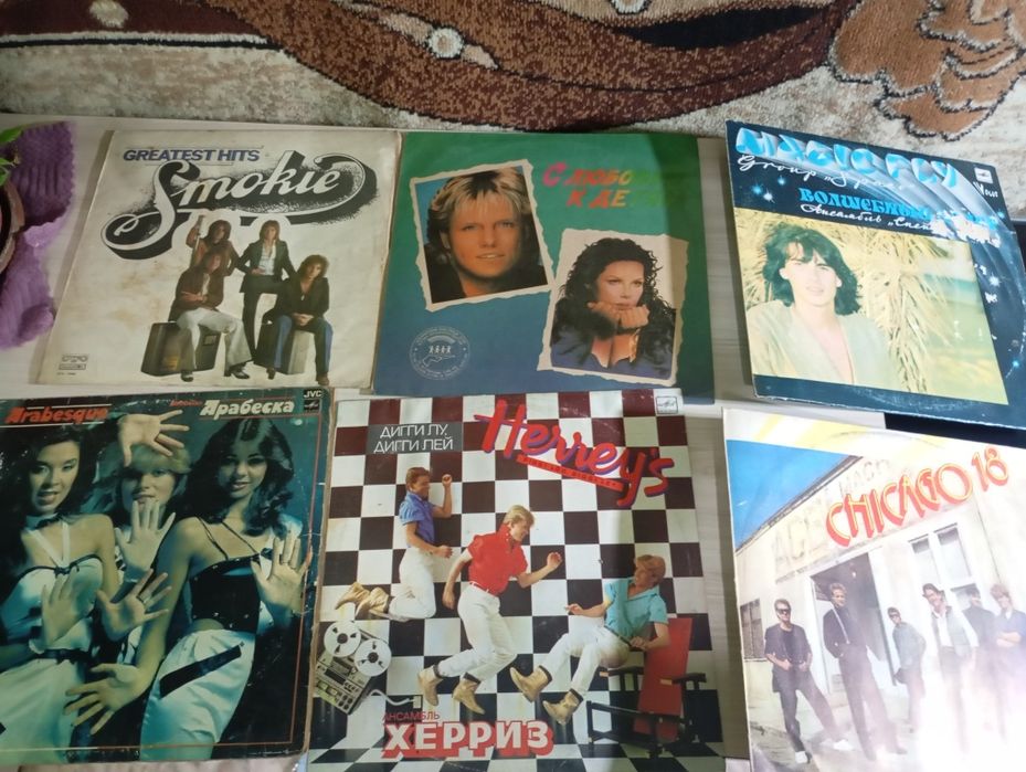 кассеты, пластинки, ДВД и мп3 диски .