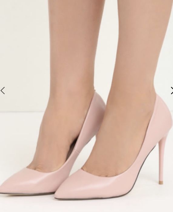 Vând pantofi stiletto