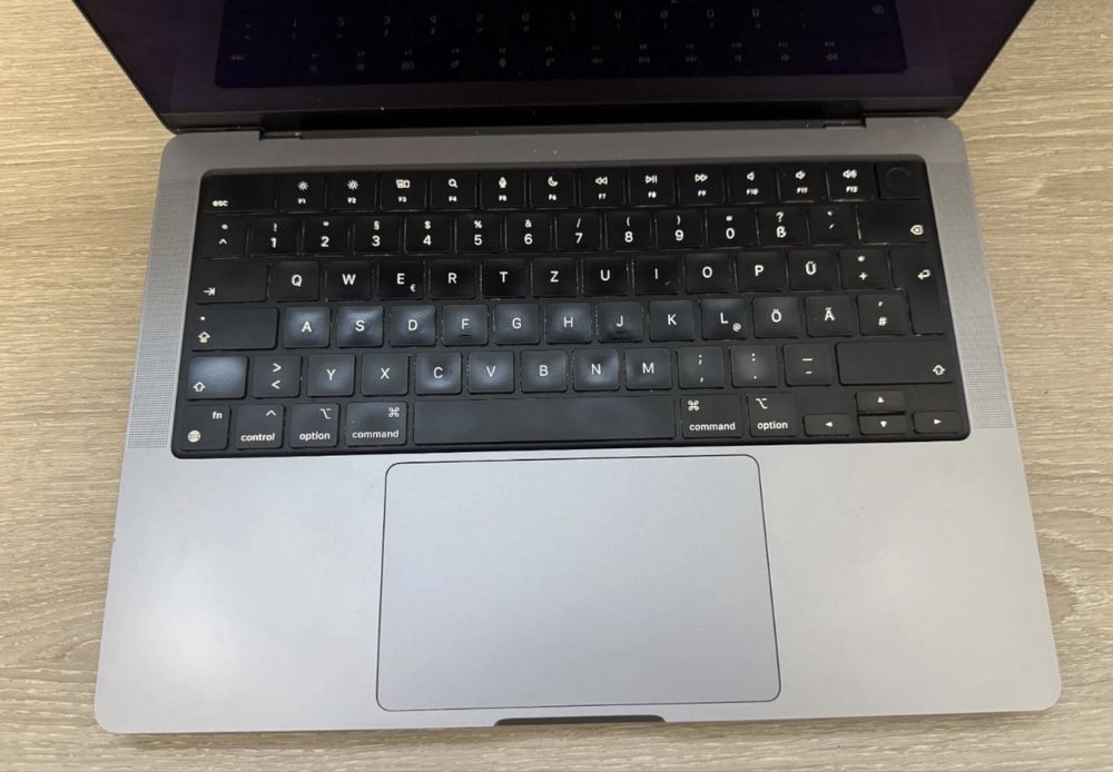 Macbook Pro 14 M2 - Заключен с iCloud
