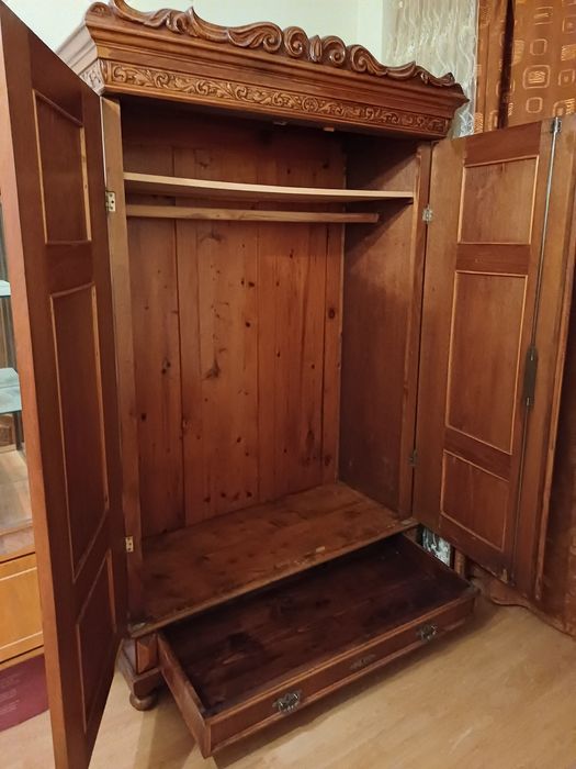 Dulap vechi de peste 100 ani