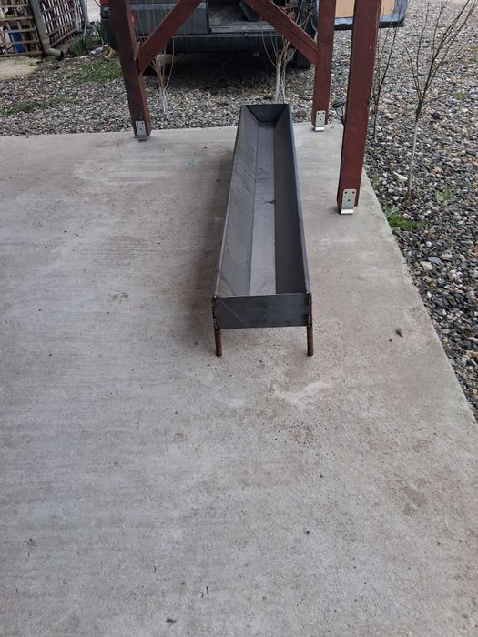 Hrănitori din metal pentru animale