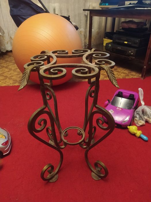 Кованая подставка под цветы