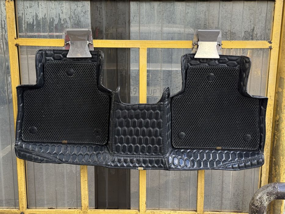 Продаю 3D коврики на Toyota Raf 4