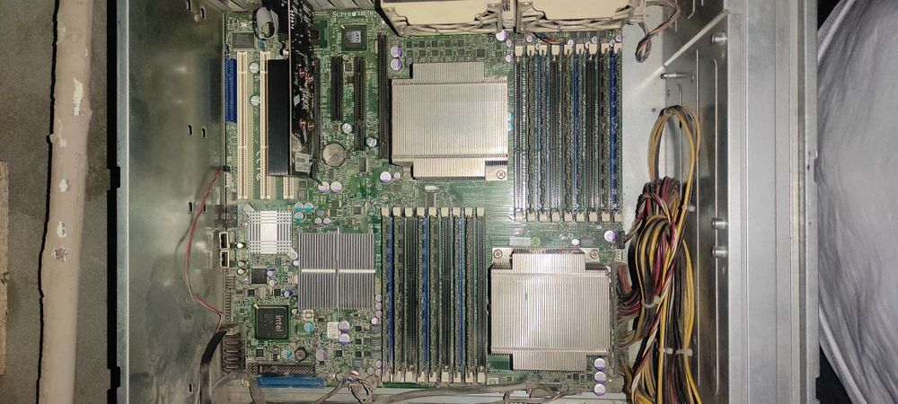 Продаю сервер с двумя процессорами