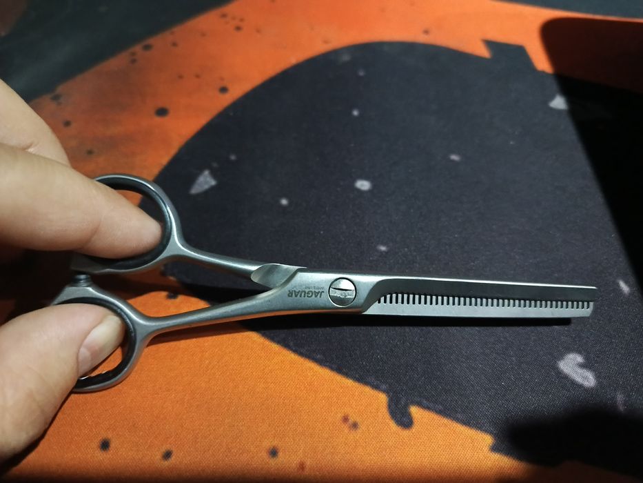 Yaguar Germany qaychi sotiladi 4756-2//5,5" orginal qaychi 100%.